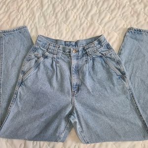 Size 12 ventage Chic straight leg high rise pleaded jeans light wash.